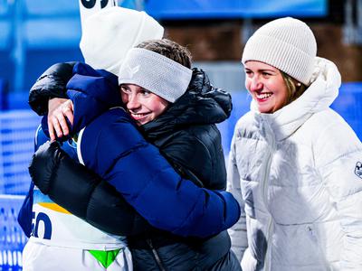 Domen Prevc in čustva po zlatu: objemi dekleta Špele, sestre Eme ... povedo več kot besede
