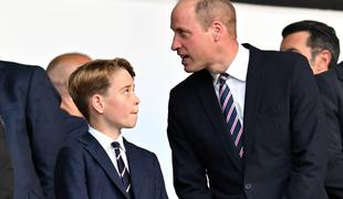 Mladi princ si želi mobilni telefon, oče bi mu ga dal pod tem pogojem