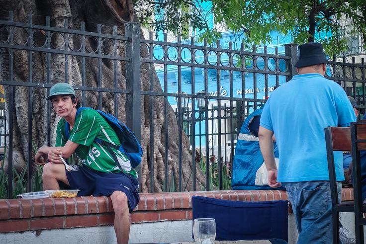 Ostanke hrane je pobral z mize in jih hlastno pojedel. Nekaj minut po tem je "pošmrkal" kokain.  | Foto: K. M.