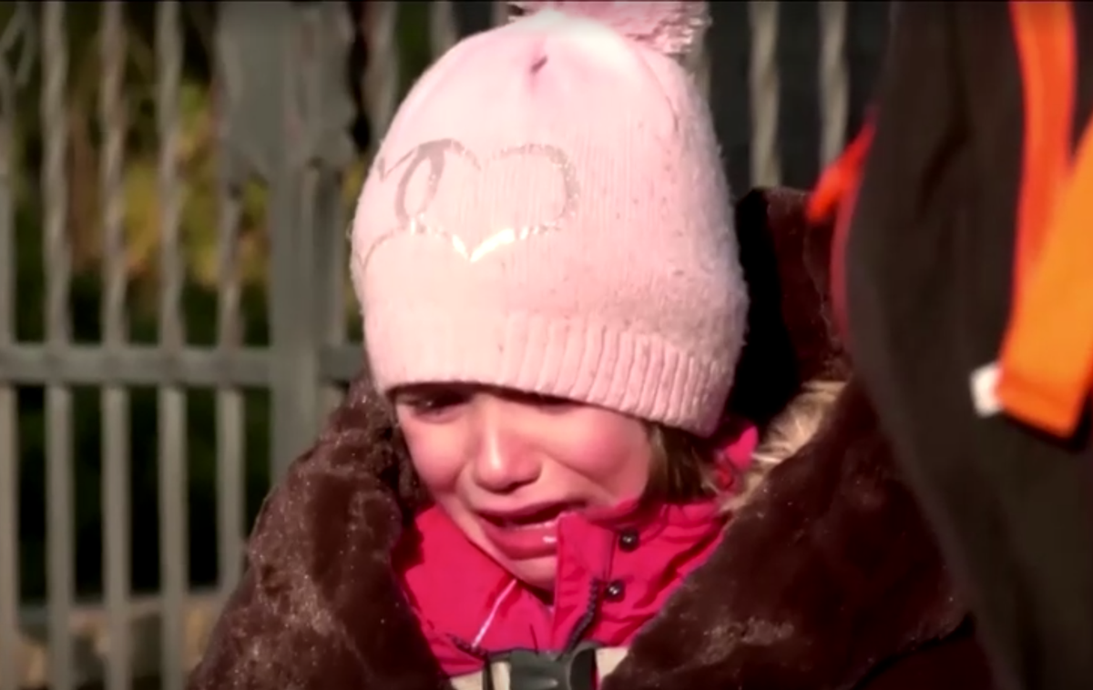 Največje grozote ruske invazije v Ukrajini | Objokana deklica | Foto Reuters