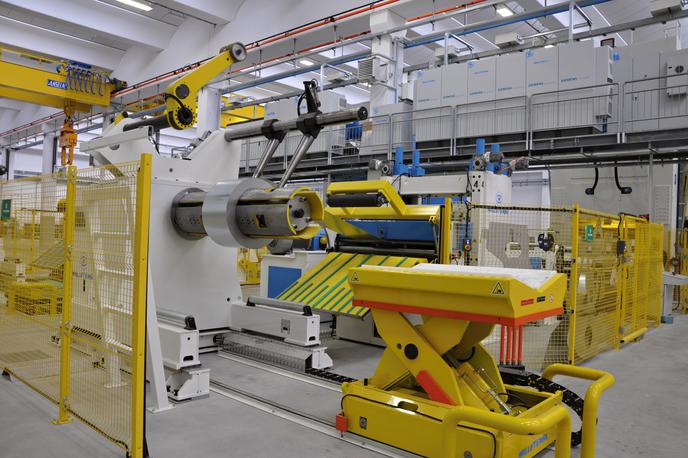 Mirna Peč, Brezence, proizvodni obrat CeCOMP. | Foto Rasto Božič/STA