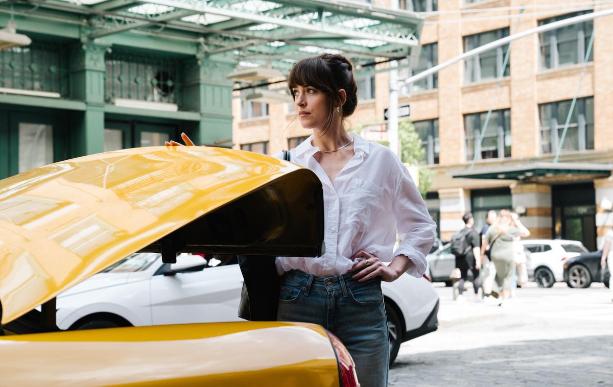 Popolna zveza - Materialists | Dakota Johnson se je zdaj dodobra otresla bremena svojega porekla – njena starša sta zvezdnika osemdesetih Don Johnson in Melanie Griffith – ter se potrdila kot filmska zvezdnica, ki odločno prevzame glavno vlogo v romantični komediji. | Foto Jučer