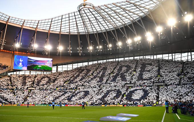 Navijači Tottenhama so pričarali izjemno koreografijo, na koncu pa so bili lahko še srečni, da so njihovi ljubljenci izgubili le z 0:1. | Foto: Reuters