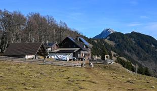 Pod kočo na Kriški gori golosek in nova traktorska vlaka