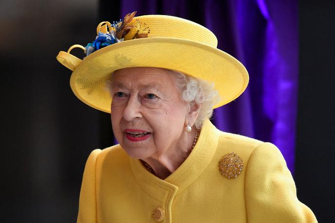 Kraljica Elizabeta in princ Harry | Kraljica Elizabeta je v zadnjem letu zaradi težav s hojo odpovedala udeležbo na več dogodkih. | Foto Reuters