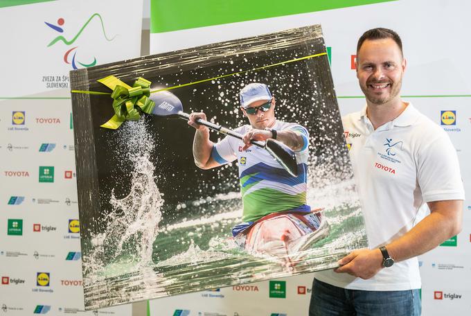 Dejan Fabčič s fotografijo Vida Ponikvarja, ki ga bo spominjala na njegovo drugo športno kariero. Prvo je namreč oddelal v plavanju.  | Foto: Vid Ponikvar