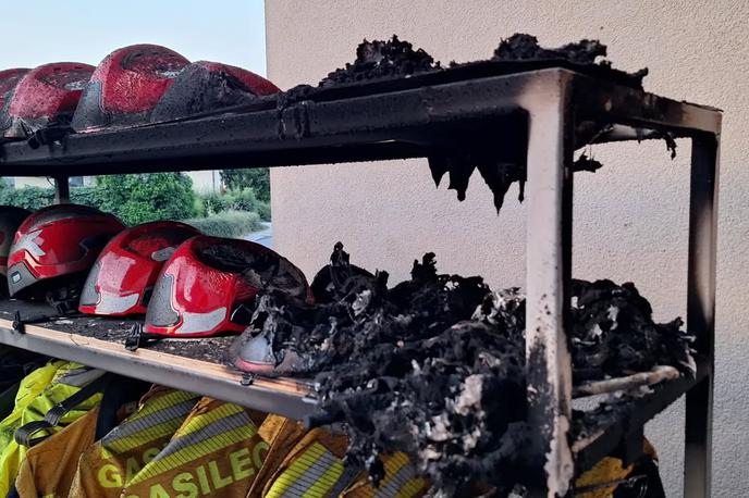 gasilci, Zgornji Brnik | V soboto zjutraj so gasilci PGD Zgornji Brnik naleteli na neprijeten prizor v svojem gasilskem domu, ko so se ravno odpravljali na pomoč pri gašenju gozdnega požara na Planjavi na Bovškem. | Foto Facebook/PGD Zgornji Brnik