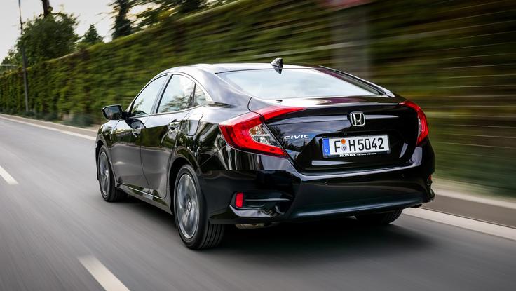 Poleg 13 centimetrov večje dolžine od civica ima grand lepšo kupejevsko linijo in limuzinski pokrov prtljažnika. Strešnega spojlerja grand seveda nima. | Foto: Honda