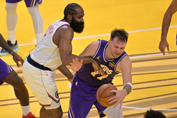 Veliko prekrškov je bilo storjenih, pri katerih je sodniška piščal ostala nema. | Foto: Reuters