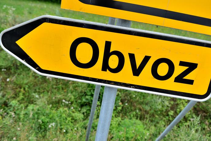 Avtocesta, obvoz | Postavljena bo prometna signalizacija, voznike pa prosijo, naj dosledno upoštevajo prometne znake in obvoze ter s tem prispevajo k čim boljši pretočnosti prometa. | Foto STA