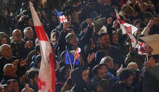 Na ulicah protestira več deset tisoč ljudi. Slovenija je zaskrbljena. #video