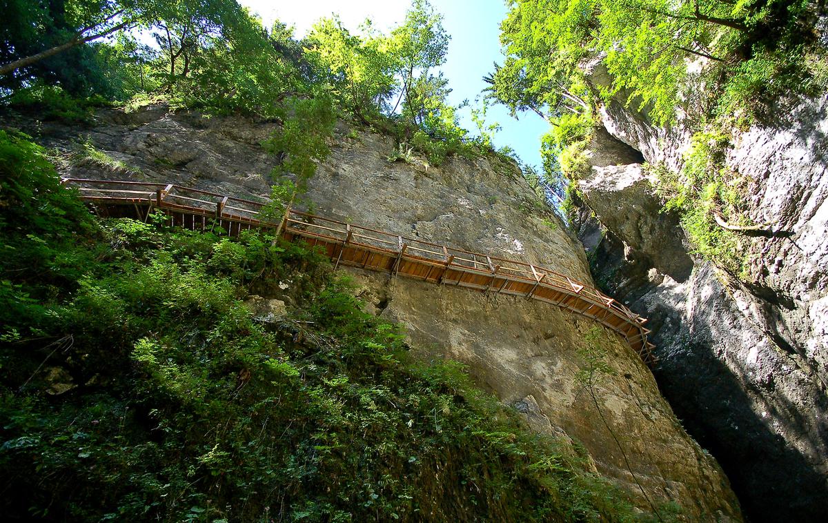 Pokljuška soteska pohodništvo | Juliana Trail, nova povezovalna pot, ki obkroži Julijske Alpe, se je izkazala za pravo poletno uspešnico. Na fotografiji: Pokljuška soteska.  | Foto Aleš Zdešar (www.slovenia.info)