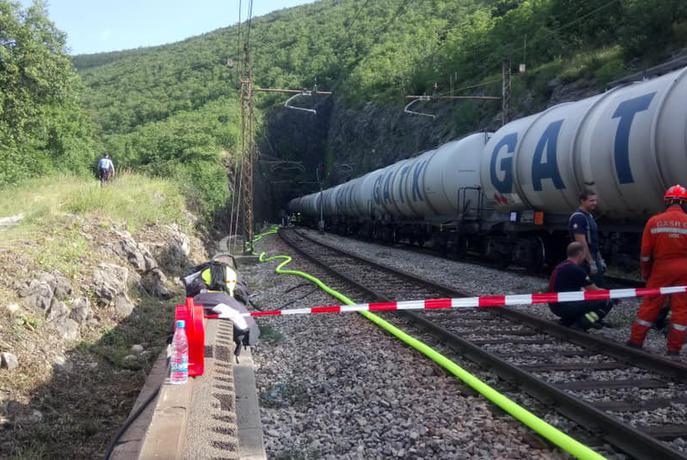 Onesnaženo zemljino v Hrastovljah bodo začeli odstranjevati ponoči #video