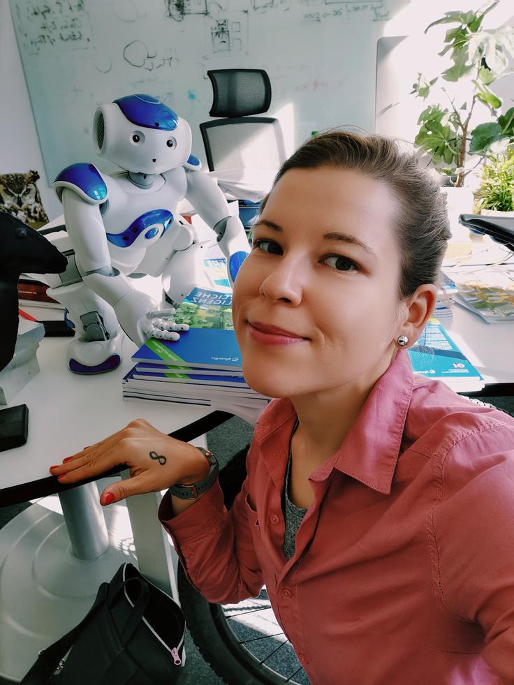 "Smiselna človeška kontrola je temelj. UI nikoli ne sme postati samostojen odločevalec – človek mora imeti zadnjo besedo in prevzeti odgovornost. Zaupanje pa se gradi postopoma, z razložljivimi sistemi, ki so jasni in razumljivi," pravi. | Foto: Valerija Zabret