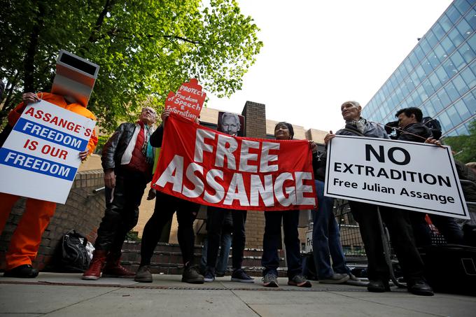 Pred sodiščem se je zbrala množica podpornikov Assangea. | Foto: Reuters