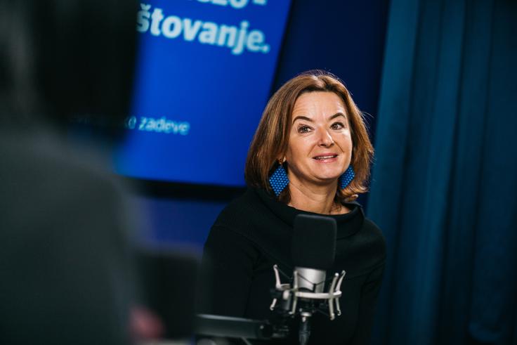 Tanja Fajon se obdobja vodenja stranke SD spominja kot enega najtežjih na svoji politični poti. Kot pravi, je šele takrat zares razumela, kaj pomeni nositi odgovornost – predvsem za vse, kar gre narobe, saj so uspehi pogosto samoumevni. Vodenje stranke v času volitev opisuje kot obdobje izjemnih pritiskov, zahtevne kampanje ter stalnih razočaranj, ki terjajo veliko osebne trdnosti in poguma. Ob tem priznava, da je bil izziv še večji zaradi okoliščin, v katerih ni imela utečene mreže poznanstev, a ji je prav ta distanca omogočila tudi drugačen pogled. | Foto: Jan Lukanović
