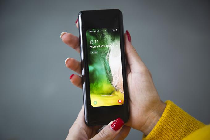 Zložen pregibni telefon Samsung Galaxy Fold se udobno prilega eni roki. | Foto: Bojan Puhek