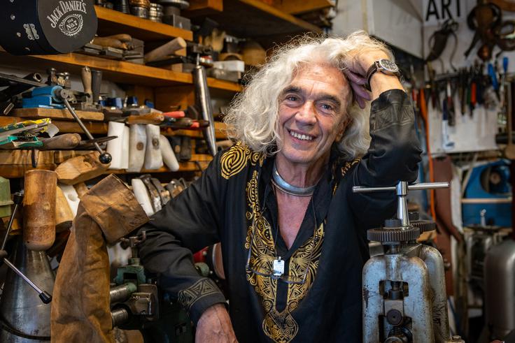 Ustvarjalec nakita Huberto Široka | Foto: Gaja Hanuna