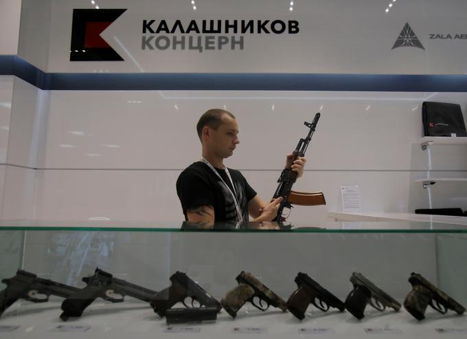 V trgovini bo poleg imitacij strelnega orožja mogoče kupiti tudi spominke, kot so majice, dežniki, različna pisala in podobno.  | Foto: Reuters