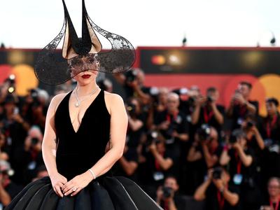 Lady Gaga osupnila v Benetkah, njen novi film precej manj #video