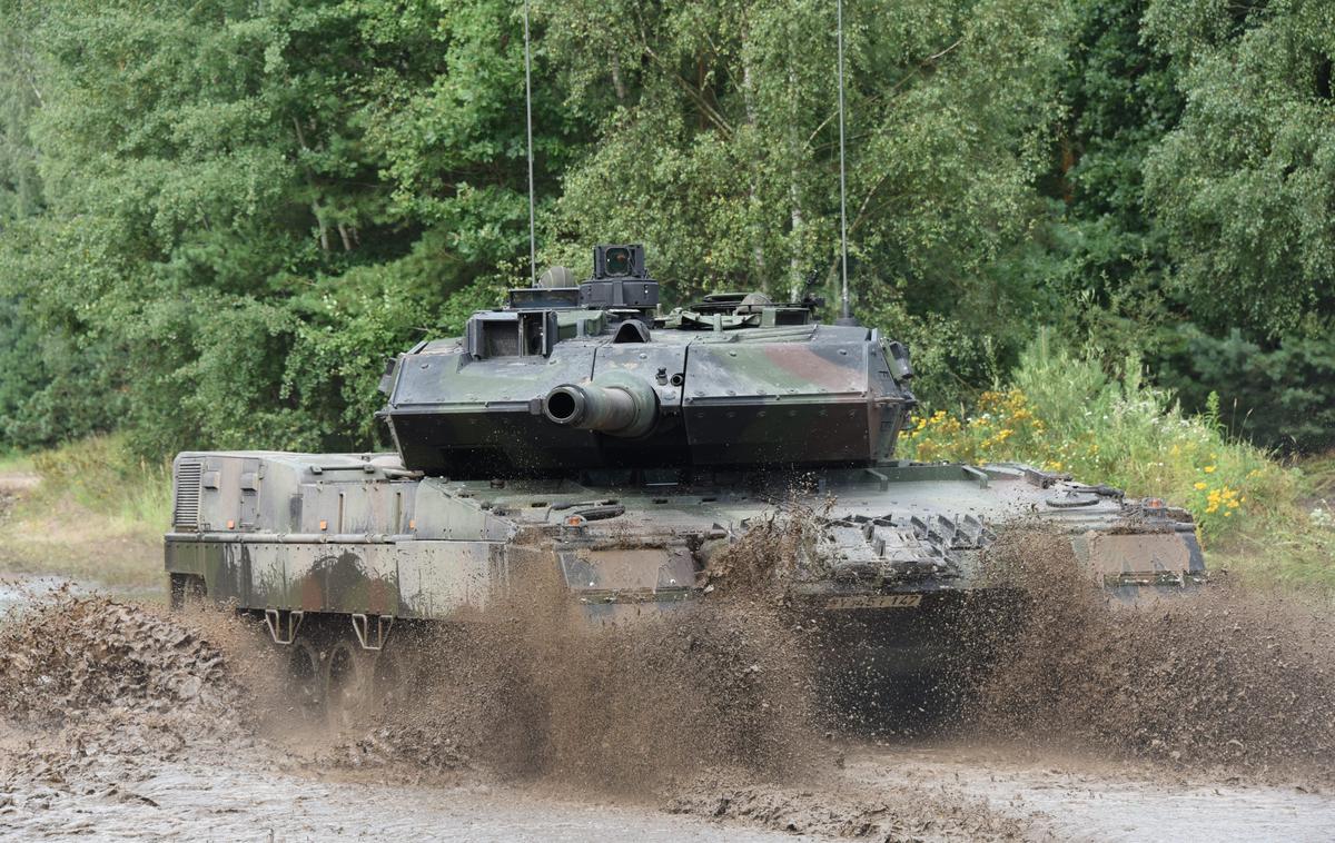 Nemški tank leopard 2 | Bojni tanki leopard zaradi svoje vsestranskosti veljajo za ene najboljših na svetu in bi po mnenju mnogih lahko spremenili potek vojne v Ukrajini. Poleg Nemčije jih uporabljajo tudi številne druge evropske države, ki naj bi jih imele skupaj več kot dva tisoč. | Foto Guliverimage