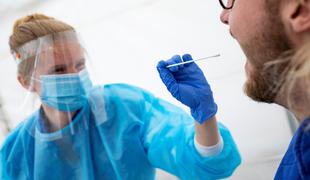 Švedska z visoko smrtnostjo vztraja: S karanteno ni mogoče premagati virusa