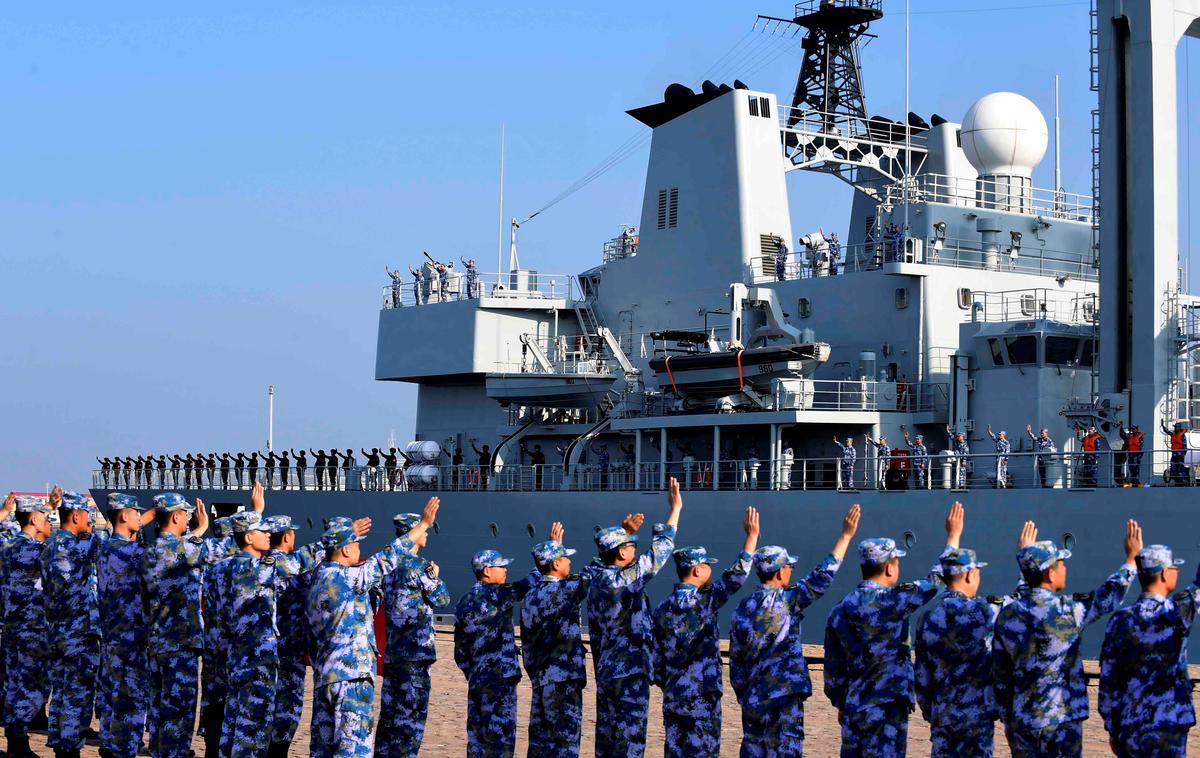 kitajska vojska | Kitajska že ima 355 vojaških ladij (podmornice, letalonosilke, uničevalci …), do leta 2030 jih nameravajo zgraditi še več kot sto. Za primerjavo, ameriška mornarica ima 297 bojnih ladij.  | Foto Reuters