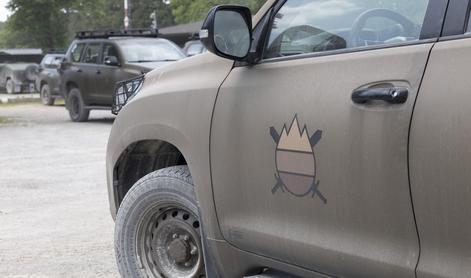 Prometna nesreča specialnega vozila SV: pet vojakov odpeljali v bolnišnico