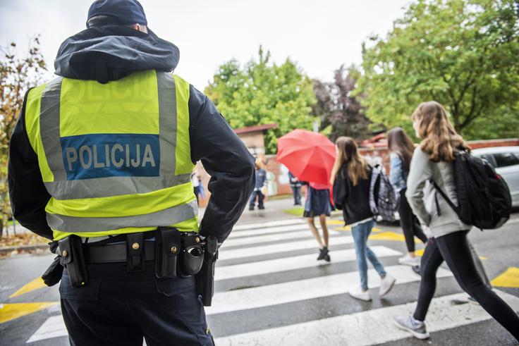 Ob začetku novega šolskega leta policija voznike opozarja na posebno previdnost v bližini šol, vrtcev in šolskih poti. Otroci so med najbolj ranljivimi udeleženci v prometu, zato je pomembno, da vozniki zmanjšajo hitrost, povečajo pozornost in jim na prehodih za pešce omogočijo varno pot, so na spletni strani zapisali na policiji. | Foto: STA