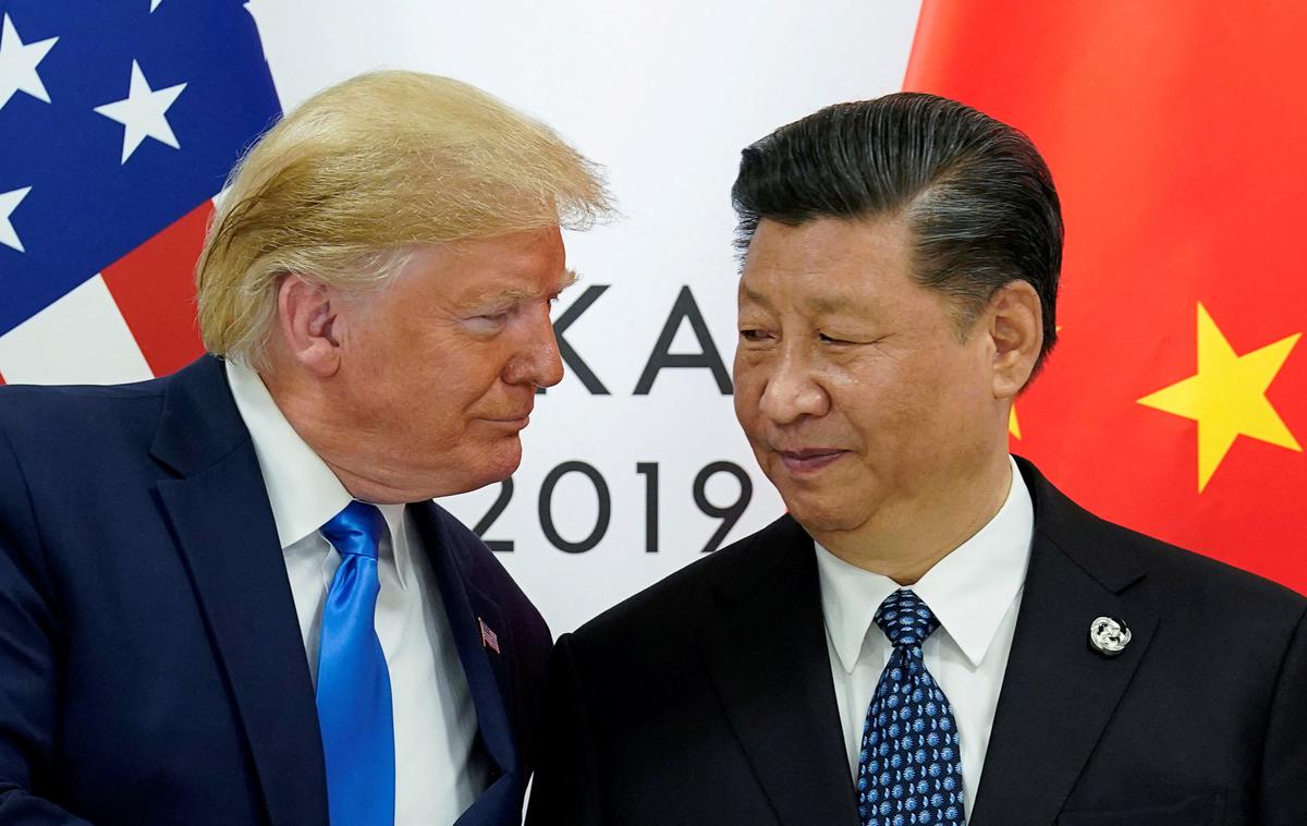Donald Trump, Xi Jinping | Sodeč po Trumpovem zapisu naj bi bila skupna povprečna carinska stopnja na uvoz kitajskega blaga v ZDA v prihodnje pri 55 odstotkih, povprečna stopnja za uvoz ameriškega blaga na Kitajsko pa pri 10 odstotkih. Trump po novem trdi, da so ameriško-kitajski odnosi odlični. | Foto Reuters