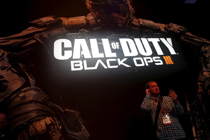 Lažen teroristični napad in javno obsojanje Activisiona igri Call of Duty: Black Ops III sicer nista škodila, saj je postala najbolje prodajana videoigra leta 2015.  | Foto: Reuters