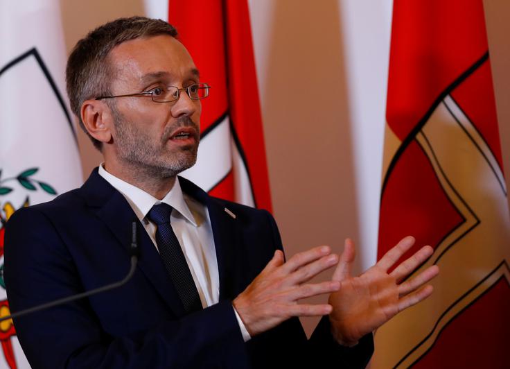 Avstrijski notranji minister Herbert Kickl je napovedal nadaljevanje pogovorov z državami Zahodnega Balkana o vzpostavitvi centrov, v katere bi namestili zavrnjene prosilce za azil. | Foto: Reuters