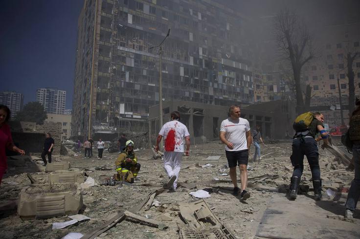 Prizor pred bolnišnico Ohmatdit kmalu po ruskem napadu s križarskimi raketami.  | Foto: Reuters