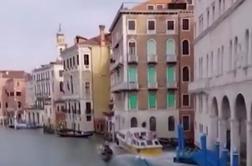 Čoln s potniki nenadzorovano divjal po Benetkah in med turisti sejal strah #video