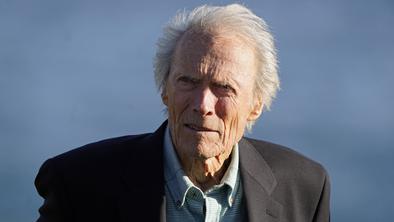 Igralec Clint Eastwood po dolgem času znova v javnosti #video