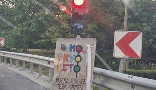 Šala domačinov: za "rojstni dan" so okrasili semafor #foto