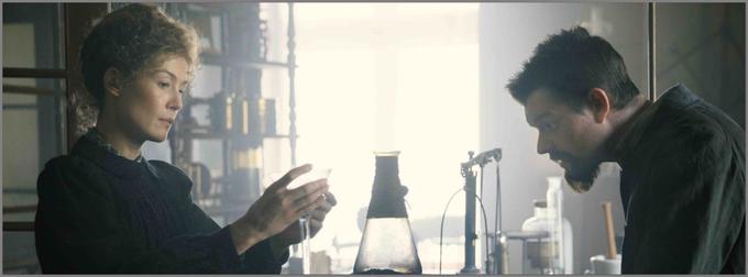 Nominiranka za oskarja Rosamund Pike (Ni je več) v vlogi znanstvenice Marie Curie – prve dobitnice Nobelove nagrade in pionirke, ki je v znanosti poskrbela za revolucijo ter s svojimi odkritji sprožila verižno reakcijo, ki je oblikovala dvajseto stoletje in spremenila svet. • V videoteki DKino. | Foto: 
