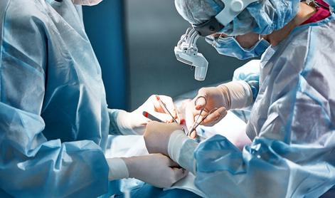 Kirurgi, ki napovedujejo propad oddelka na UKC, že odprli zasebne klinike