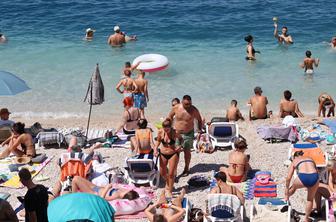 Plaža v Makarski poka po šivih že ob 11. dopoldne: "To nima nobene veze z dopustom"