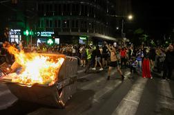Protestniki so se na ulicah Beograda spopadli s policijo #foto