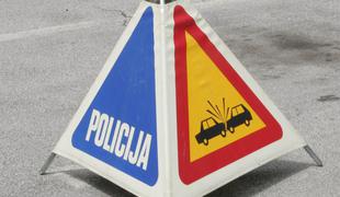 Trčil v tovornjak in umrl, policija išče priče nesreče