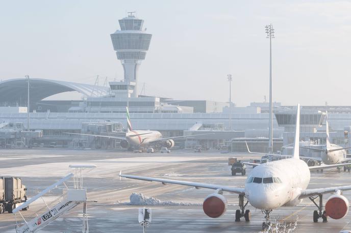 Göteborg, letališče, letališče Göteborg-Landvetter | Björn Stavas, tiskovni predstavnik švedske kontrole zračnega prometa, pa je povedal, da je bil zračni promet ustavljen, potem ko so nekaj pred 18. uro opazili dron. Za zdaj ni znano, ali je šlo za enega ali več dronov, poroča francoska tiskovna agencija AFP. | Foto Guliverimage