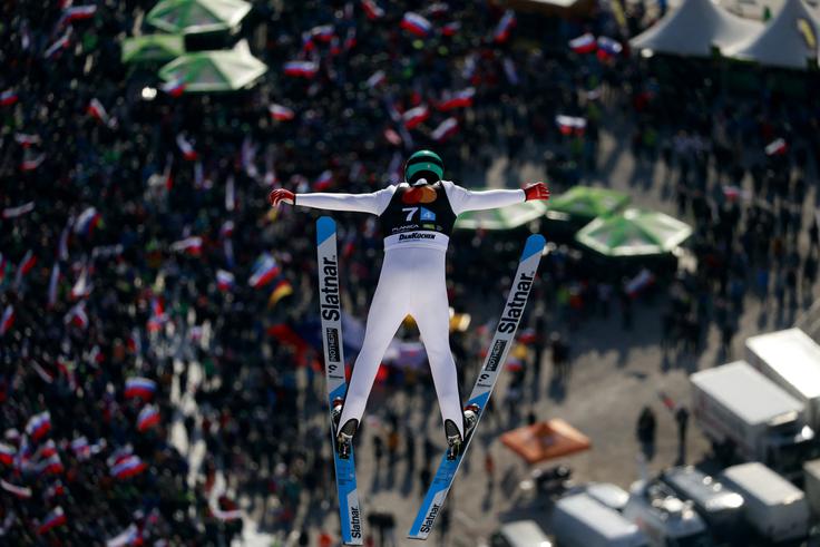 Domen Prevc v poskusni seriji | Foto: Reuters