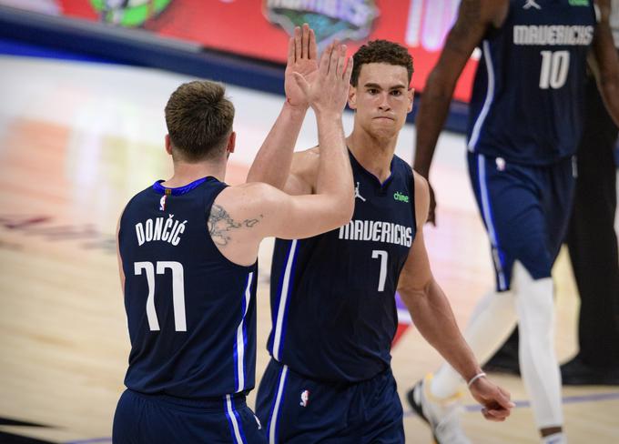 Naveza Luka Dončić–Dwight Powell je v drugem polčasu odlično sodelovala. | Foto: Reuters