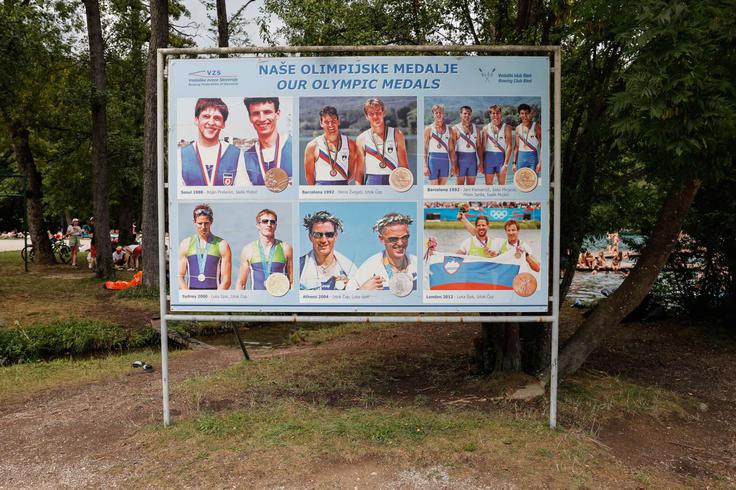Trideset let od prve olimpijske medalje so s tem plakatom obeležili na Bledu, zibelki slovenskega veslanja.  | Foto: Nebojša Tejić/STA