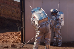 Kako astronavti v izraelski puščavi vadijo za življenje na Marsu #video