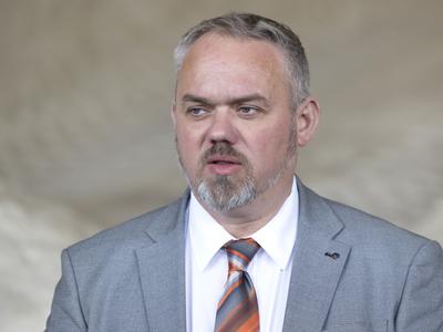 Državni sekretar naj bi bil v preiskavi zaradi suma korupcije. Jaklin: O tem nisem seznanjen.