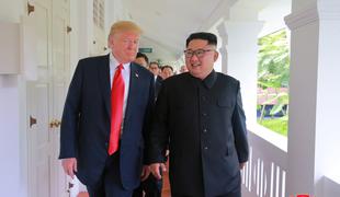 Bela hiša zaradi neprijetnih vprašanj Trumpu novinarjem onemogočila dostop do večerje s Kimom