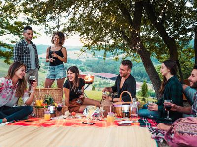 Od ideje do zabave: vodnik za poletni večer, ki ga nihče ne bo pozabil