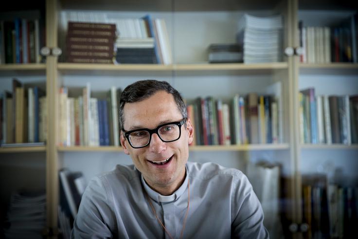"Ko nisem bil sprejet v krog režiserjev, sem takoj spoznal, da to ni zame. Vpisal sem se na filozofsko fakulteto, ker me je humanistika vedno zanimala. Užival sem v študiju antropologije, in ko sem šel v tretjem letniku na izmenjavo v Barcelono, kjer sem preživel eno leto, se je začel proces osebnega izpraševanja. /.../ Po vrnitvi iz Barcelone sem šel septembra leta 2002 v Ljubljani k spovedi, kjer sem se dokončno odločil, da si želim postati duhovnik." | Foto: Ana Kovač